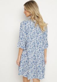 Born2be - Biało-Niebieska Bawełniana Sukienka w Kwiaty o Rozkloszowanym Kroju Jenaleira. Okazja: na co dzień. Typ kołnierza: dekolt w serek. Kolor: biały. Materiał: bawełna. Długość rękawa: krótki rękaw. Wzór: kwiaty. Styl: casual, klasyczny #6