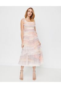 NEEDLE & THREAD - Tiulowa sukienka z falbanami Petra. Kolor: beżowy. Materiał: tiul. Długość rękawa: na ramiączkach. Wzór: aplikacja