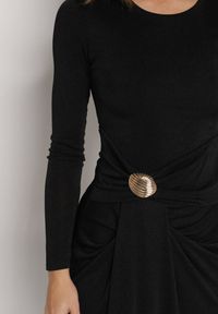 Born2be - Czarna Taliowana Sukienka o Eleganckim Kroju z Marszczeniem i Aplikacją Sewedina. Okazja: na imprezę. Kolor: czarny. Materiał: futro. Długość rękawa: długi rękaw. Wzór: aplikacja. Typ sukienki: dopasowane. Styl: elegancki #2