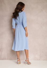 Renee - Jasnoniebieska Sukienka Canopis. Typ kołnierza: dekolt kopertowy. Kolor: niebieski. Materiał: tkanina, materiał. Typ sukienki: kopertowe. Styl: elegancki. Długość: midi