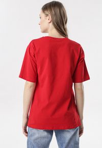Born2be - Czerwony T-shirt Crialacia. Kolor: czerwony. Materiał: dzianina. Długość rękawa: krótki rękaw