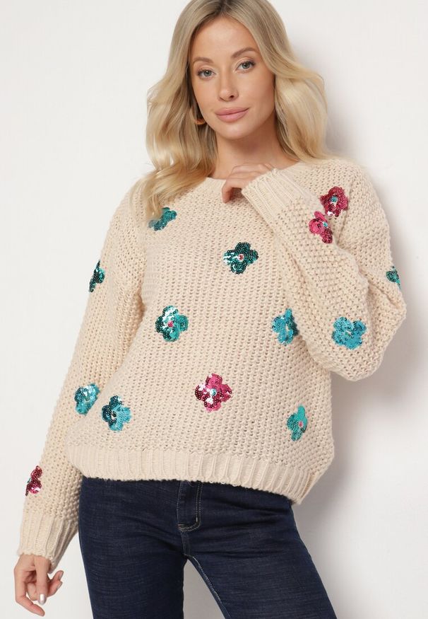 Born2be - Beżowy Sweter z Tłoczonej Dzianiny z Wiskozą Zdobiony Cekinowymi Kwiatami Edamara. Okazja: na co dzień. Kolor: beżowy. Materiał: dzianina, wiskoza. Długość rękawa: długi rękaw. Długość: długie. Wzór: aplikacja, kwiaty. Styl: wizytowy, klasyczny, casual