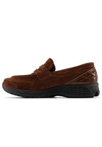 Buty męskie New Balance U1906LNS – brązowe. Kolor: brązowy. Materiał: zamsz. Szerokość cholewki: normalna. Sport: turystyka piesza #5