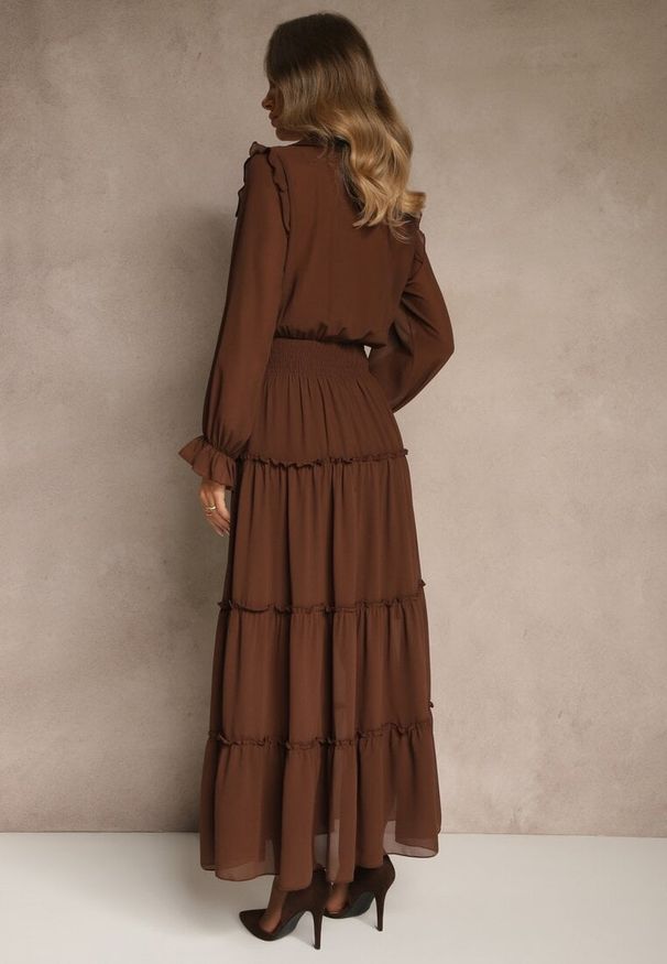 Renee - Brązowa Sukienka VICES Koszulowa z Falbaną w Rustykalnym Stylu Arivite. Okazja: na co dzień, na imprezę. Kolor: brązowy. Typ sukienki: koszulowe. Styl: casual