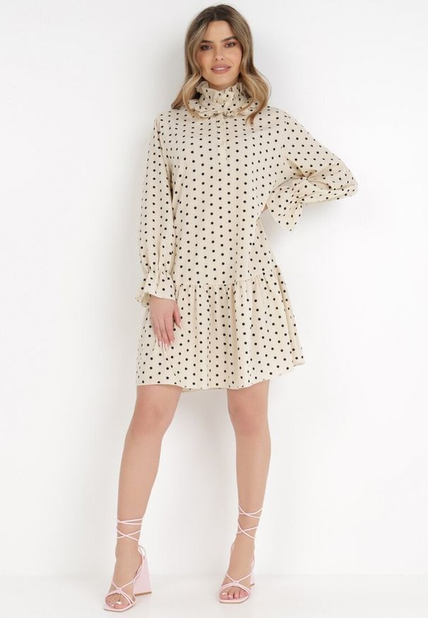 Born2be - Jasnobeżowa Sukienka Nikathe. Typ kołnierza: kołnierzyk stójkowy. Kolor: beżowy. Materiał: tkanina. Wzór: grochy, aplikacja. Długość: mini