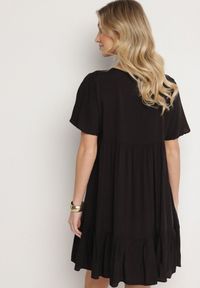 Born2be - Czarna Sukienka z Bawełny o Rozkloszowanym Kroju z Wiązaniem przy Dekolcie Mepilea. Okazja: na co dzień. Kolor: czarny. Materiał: bawełna. Długość rękawa: krótki rękaw. Sezon: wiosna, lato. Typ sukienki: rozkloszowane. Styl: klasyczny, casual, elegancki #3
