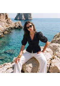 Big-Star - Bluzka damska z baskinką w kropki czarna Sori 906. Typ kołnierza: dekolt w kształcie V. Kolor: czarny. Materiał: bawełna. Wzór: kropki. Styl: elegancki, klasyczny #5