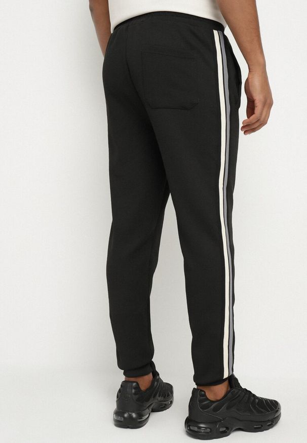 Born2be - Czarne Spodnie Dresowe Typu Jogger z Lampasami Wileldi. Okazja: na co dzień. Kolor: czarny. Materiał: dresówka. Styl: elegancki, klasyczny, casual