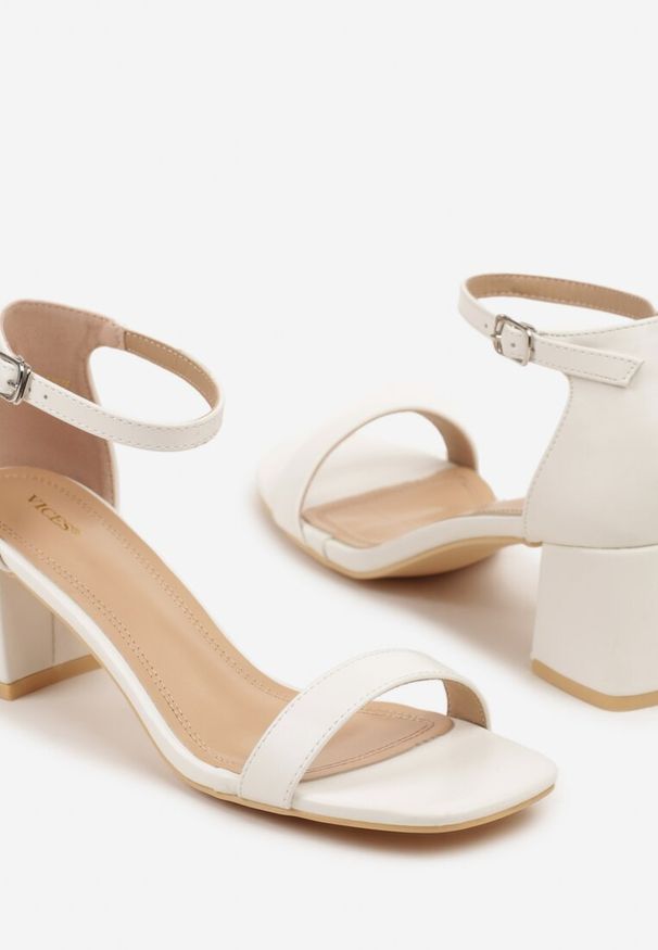 Renee - Białe Sandały Vices na Słupku z Kwadratowym Noskiem Galamia. Okazja: na co dzień. Kolor: biały. Materiał: jeans. Obcas: na słupku. Styl: klasyczny, casual, elegancki. Wysokość obcasa: średni