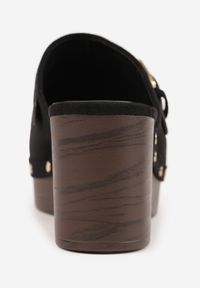 Born2be - Czarne Klapki Chodaki na Słupku z Imitacji Drewna Zdobione Nitami i Sprzączką Salona. Okazja: na co dzień. Kolor: czarny. Materiał: zamsz. Wzór: aplikacja. Sezon: lato. Obcas: na słupku. Styl: boho, wakacyjny, casual, klasyczny. Wysokość obcasa: średni #7