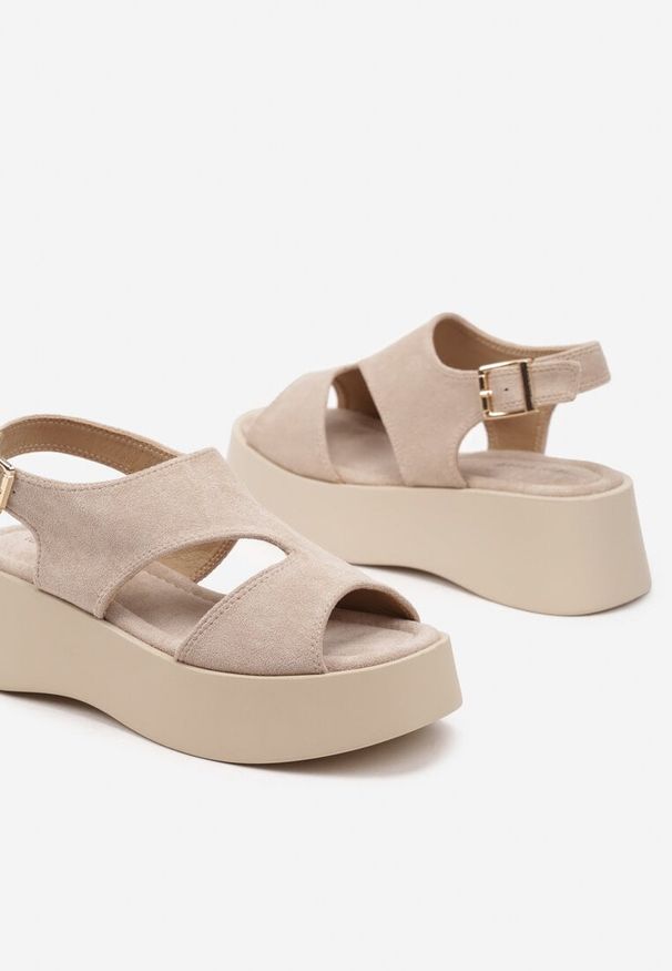 Born2be - Beżowe Sandały na Grubej Podeszwie z Asymetrycznymi Wycięciami Kamilra. Okazja: na co dzień. Zapięcie: sprzączka. Kolor: beżowy. Sezon: lato. Styl: casual, elegancki