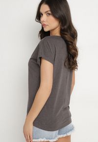 Born2be - Ciemnoszary Bawełniany T-shirt z Trójkątnym Dekoltem Linarosea. Okazja: na co dzień. Kolor: szary. Materiał: bawełna. Styl: casual #6