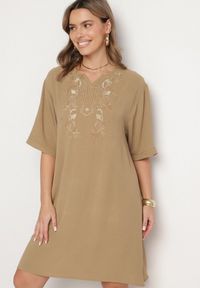 Born2be - Ciemnobeżowa Sukienka Pudełkowa z Guzikami i Ozdobnymi Haftami Jenivanea. Okazja: na co dzień. Typ kołnierza: dekolt w serek. Kolor: beżowy. Materiał: skóra. Długość rękawa: długi rękaw. Wzór: haft. Styl: elegancki, casual #1