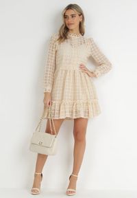 Born2be - Jasnobeżowa Koronkowa Sukienka Mini z Falbanką Kamari. Kolor: beżowy. Materiał: koronka. Wzór: gładki. Sezon: wiosna, lato. Długość: mini #4