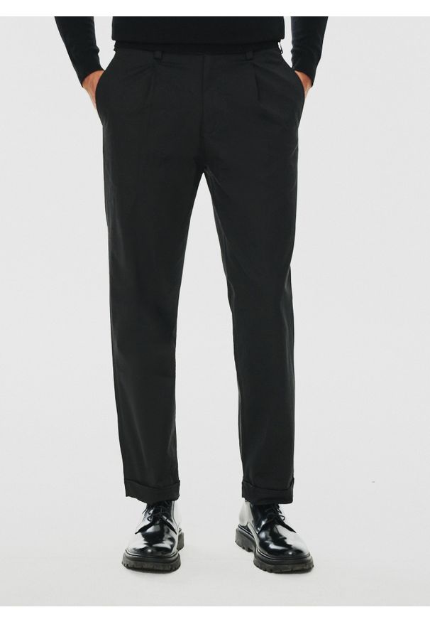 Pako Lorente - PAKO LORENTE – Czarne spodne z podwiniętą nogawką. Kolor: niebieski, czarny. Materiał: bawełna, elastan. Wzór: gładki