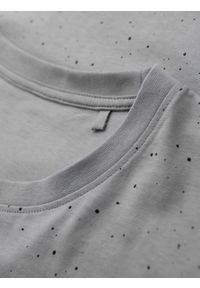 Ombre Clothing - T-shirt męski bawełniany z nadrukiem i okrągłym dekoltem – jasnoszary V8 - Rozmiar: XXL. Okazja: na co dzień. Kolor: szary. Materiał: bawełna. Długość rękawa: krótki rękaw. Długość: krótkie. Wzór: nadruk. Sezon: wiosna, lato. Styl: casual, elegancki #4