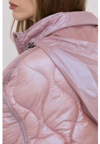Guess kurtka damska kolor fioletowy zimowa. Kolor: fioletowy. Materiał: tkanina. Wzór: gładki. Sezon: zima #3