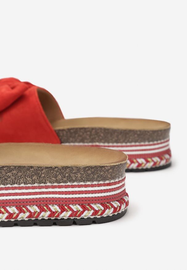 Born2be - Czerwone Klapki Hyrmamene. Kolor: czerwony. Materiał: jeans. Wzór: aplikacja, ze splotem. Styl: klasyczny