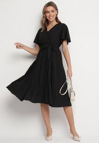 Born2be - Czarna Sukienka Plisowana z Dekoltem w V z Paskiem w Talii Zolseki. Okazja: na co dzień. Kolor: czarny. Styl: casual, klasyczny #3