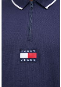 Tommy Jeans - Polo bawełniane. Okazja: na co dzień. Typ kołnierza: polo. Kolor: niebieski. Materiał: bawełna. Długość: krótkie. Wzór: aplikacja. Styl: casual #5