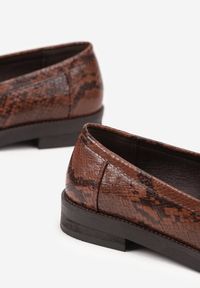 Renee - Brązowe Mokasyny z Wężowym Motywem Latanna. Okazja: na spotkanie biznesowe, do pracy, na co dzień. Kolor: brązowy. Styl: klasyczny, biznesowy, casual, elegancki #4