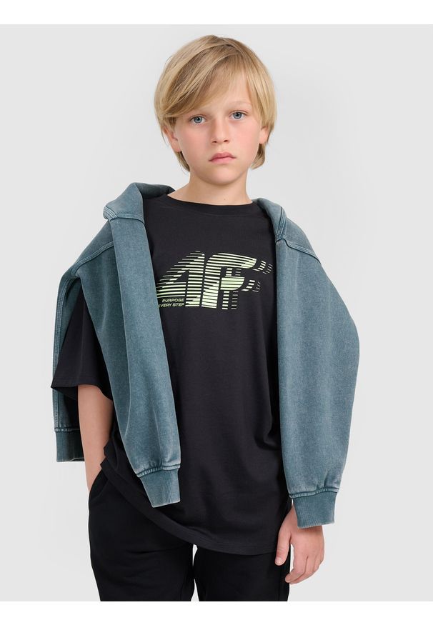 4f - 4F T-shirt oversize z nadrukiem chłopięcy - czarny 122 (6-7 lat). Okazja: na co dzień. Kolor: czarny. Materiał: jersey, bawełna, materiał. Wzór: nadruk. Sezon: lato. Styl: casual, klasyczny, sportowy
