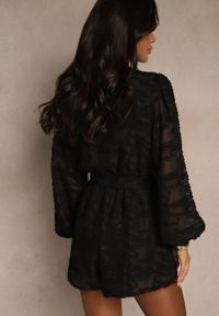 Renee - Czarny Siateczkowy Kombinezon z Wiązanym Paskiem i Krótkimi Nogawkami Zenelle. Okazja: na co dzień. Kolor: czarny. Długość: krótkie. Styl: casual #5