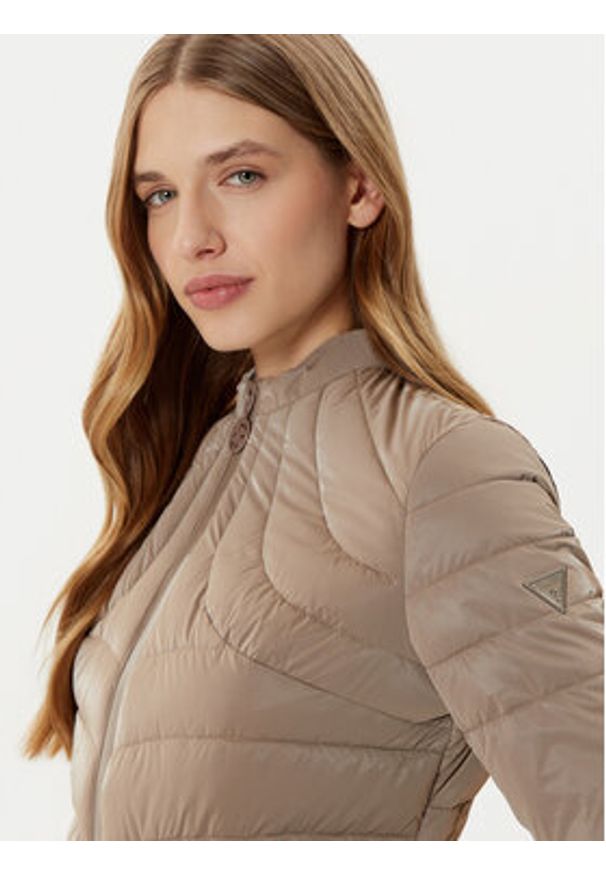 Guess Kurtka puchowa W5RL61 WH0V0 Beżowy Regular Fit. Kolor: beżowy. Materiał: syntetyk