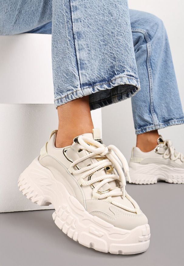 Renee - Ciemnobeżowe Sneakersy z Podwójnymi Sznurówkami i Tłoczoną Platformą Luppoa. Kolor: beżowy. Materiał: dzianina, jeans. Obcas: na platformie