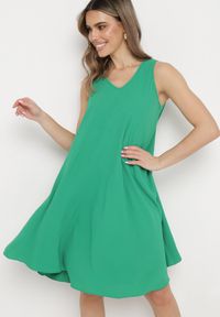 Born2be - Zielona Gładka Sukienka Midi na Ramiączkach z Trójkątnym Dekoltem Voriala. Kolor: zielony. Długość rękawa: na ramiączkach. Wzór: gładki. Sezon: lato. Typ sukienki: trapezowe. Długość: midi #1