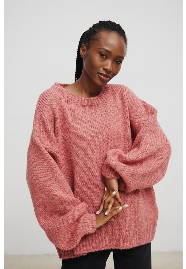 Marsala - Sweter oversize z bufiastymi rękawami w kolorze BRICK ORANGE - RIVERO. Okazja: na co dzień. Materiał: wełna, akryl. Sezon: zima, lato, jesień, wiosna. Styl: casual