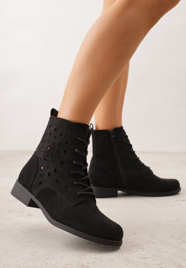 Renee - Czarne Ażurowe Botki ze Sznurowaną Cholewką Sephylia. Okazja: na co dzień. Kolor: czarny. Materiał: zamsz. Szerokość cholewki: normalna. Wzór: ażurowy. Styl: casual, boho