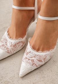 Born2be - Białe Koronkowe Szpilki VICES z Odkrytą Piętą w Eleganckim Stylu Vitavia. Okazja: na wesele, na co dzień, na spotkanie biznesowe, na ślub cywilny. Zapięcie: pasek. Kolor: biały. Materiał: koronka. Wzór: koronka. Obcas: na szpilce. Styl: elegancki #7