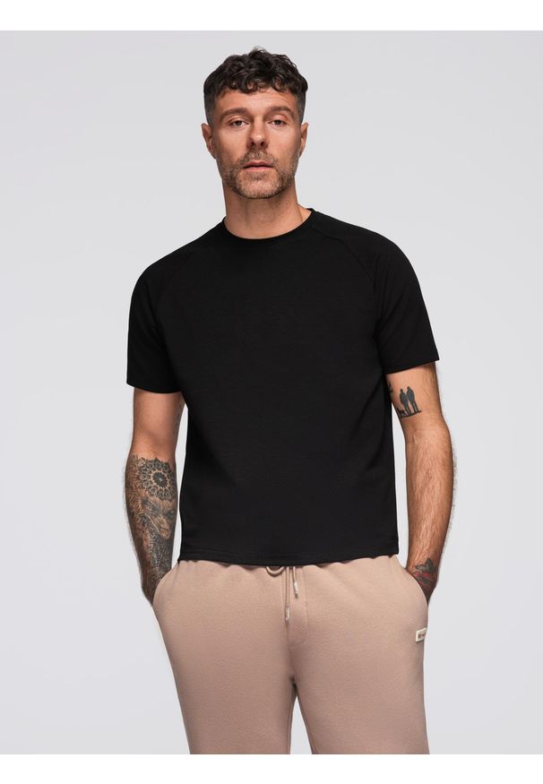 Ombre Clothing - Męska koszulka COMFORT FIT z raglanowym rękawem – czarna V2 - Rozmiar: XXL. Okazja: na co dzień. Kolor: czarny. Materiał: dzianina, bawełna, poliester, elastan. Długość rękawa: raglanowy rękaw. Wzór: kolorowy, aplikacja. Styl: casual