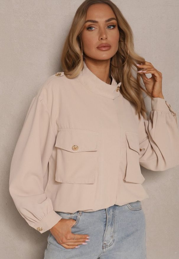 Renee - Beżowa Pudełkowa Kurtka ze Stójką i Troczkiem w Pasie Zdobiona Guzikami Casalla. Okazja: na co dzień. Typ kołnierza: kołnierzyk stójkowy. Kolor: beżowy. Materiał: jeans. Długość rękawa: długi rękaw. Długość: długie. Wzór: aplikacja. Styl: casual, elegancki