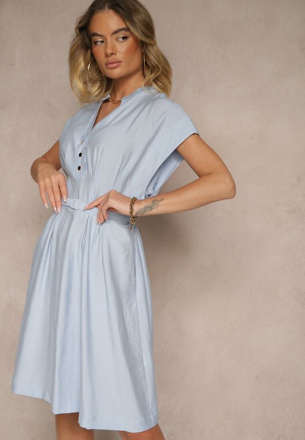 Renee - Niebieska Rozkloszowana Sukienka z Wiskozy z Paskiem Zapinana na Napy Seporine. Okazja: na co dzień. Typ kołnierza: dekolt w serek. Kolor: niebieski. Materiał: wiskoza. Styl: casual, elegancki, klasyczny