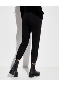 RETROFETE - Czarne spodnie dresowe z kryształami Dua. Kolor: czarny. Materiał: dresówka. Długość: długie