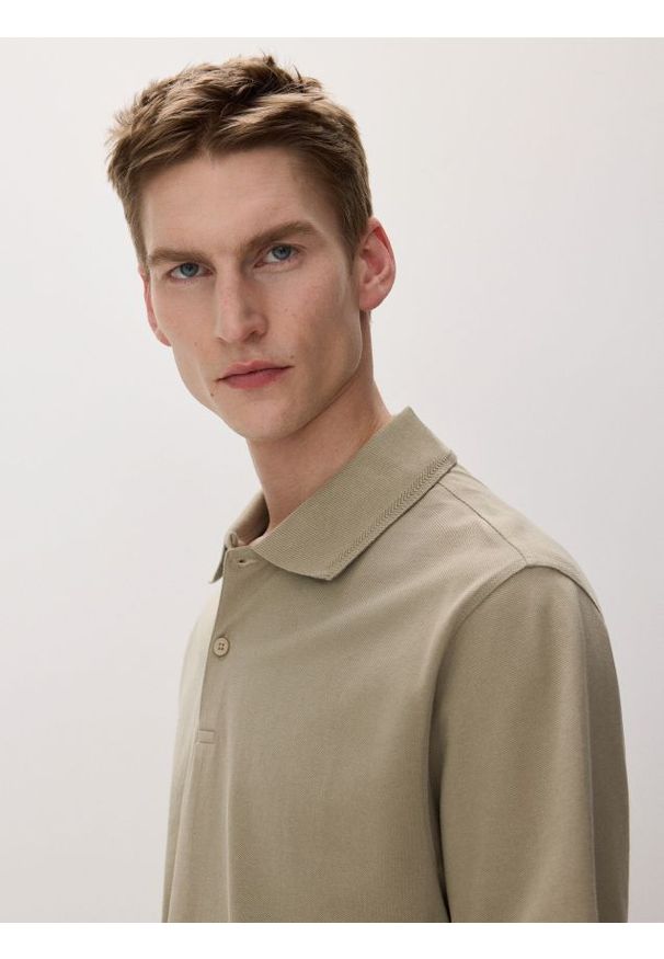 Reserved - Koszulka polo oversize - oliwkowy. Typ kołnierza: polo. Kolor: oliwkowy. Materiał: bawełna, dzianina