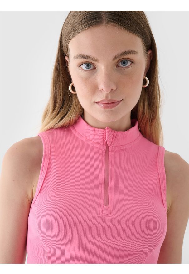4f - 4F Top slim z prążkowanej dzianiny damski - różowy L. Typ kołnierza: kołnierzyk stójkowy. Kolor: różowy. Materiał: prążkowany, dzianina. Długość rękawa: na ramiączkach. Wzór: jednolity, prążki