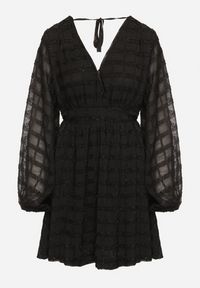 Born2be - Czarna Błyszcząca Sukienka o Rozkloszowanym Kopertowym Kroju z Odkrytymi Plecami Issanea. Okazja: na co dzień. Kolor: czarny. Materiał: skóra. Wzór: aplikacja. Typ sukienki: kopertowe. Styl: casual, rockowy, elegancki #5