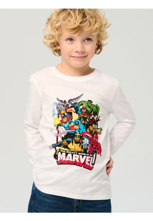 Sinsay - Bawełniana koszulka z nadrukiem Avengers - biały. Kolor: biały. Materiał: bawełna. Wzór: motyw z bajki, nadruk