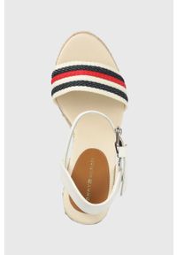 TOMMY HILFIGER - Tommy Hilfiger sandały CORPORATE WEDGE damskie kolor beżowy na koturnie FW0FW07086. Zapięcie: klamry. Kolor: beżowy. Materiał: materiał. Obcas: na koturnie #3
