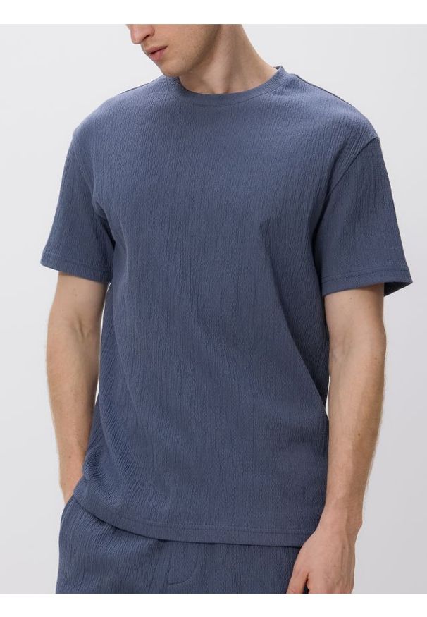 Reserved - Strukturalny t-shirt comfort fit - granatowy. Kolor: niebieski. Materiał: bawełna, dzianina