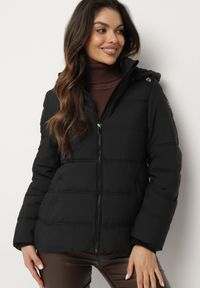 Born2be - Czarna Kurtka z Pikowanymi Przeszyciami i Odpinanym Kapturem o Prostym Kroju Venindra. Okazja: na co dzień. Kolor: czarny. Materiał: jeans. Styl: casual