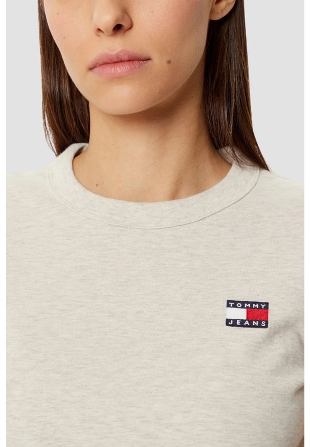 Tommy Jeans - TOMMY JEANS Beżowy damski t-shirt z małym logo, Rozmiar S. Kolor: beżowy
