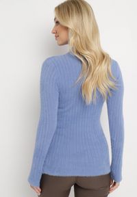 Born2be - Jasnoniebieski Wełniany Sweter z Dłuższym Włosiem i Ozdobnymi Guzikami Avelio. Kolor: niebieski. Materiał: wełna. Długość: długie #2