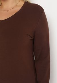 Born2be - Brązowa Bawełniana Bluzka z Długim Rękawem i Trójkątnym Dekoltem Redsa. Kolor: brązowy. Materiał: bawełna. Długość rękawa: długi rękaw. Długość: długie. Styl: klasyczny #5