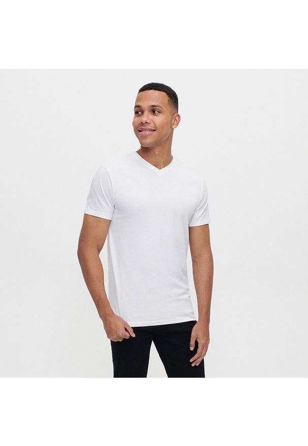 House - Biała koszulka z dekoltem w serek basic - Biały. Typ kołnierza: dekolt w serek. Kolor: biały