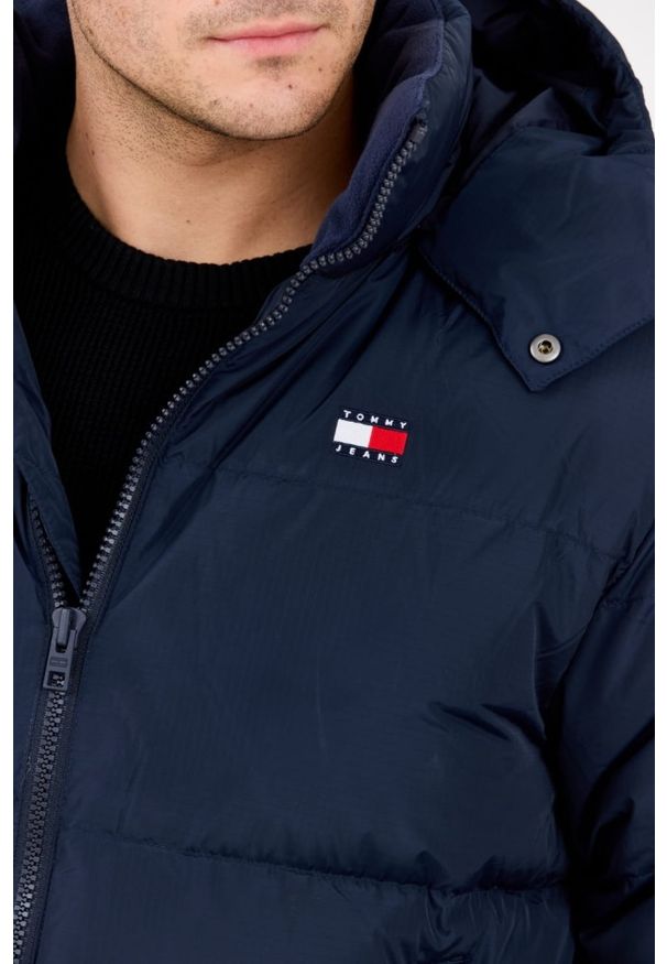 Tommy Jeans - TOMMY JEANS Granatowa puchowa kurtka z dużym logo Alaska. Kolor: niebieski. Materiał: puch. Styl: elegancki, klasyczny