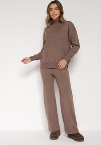 Born2be - Ciemnobeżowy Klasyczny Dzianinowy Komplet z Wiskozą Szerokie Spodnie i Sweter Półgolf Reillena. Kolor: beżowy. Materiał: dzianina, wiskoza #1